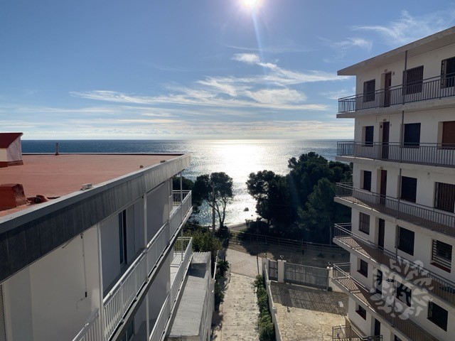 Apartamento con terraza y vistas al mar en Cala dels Vienesos