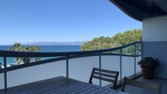 Apartamento en Salou con terraza y vistas al mar junto a la playa Capellans