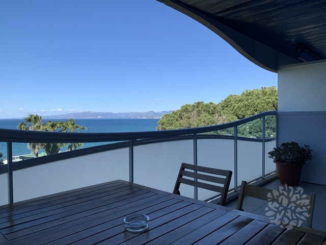 Apartamento en Salou con terraza y vistas al mar junto a la playa Capellans