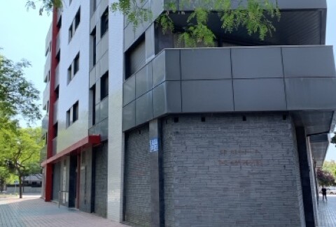 Fachada del local comercial con tres escaparates en zona residencial