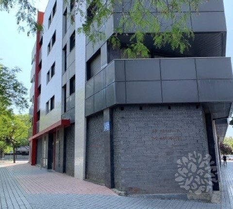 Fachada del local comercial con tres escaparates en zona residencial
