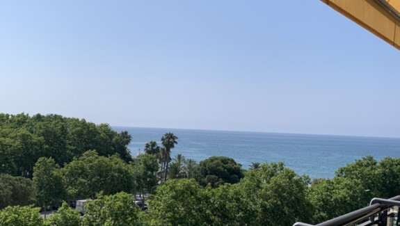 Ático con terraza, piscina comunitaria y vistas al mar en Cambrils