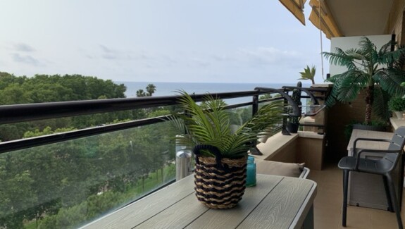 Ático con terraza, piscina comunitaria y vistas al mar en Cambrils