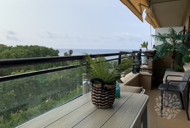 Ático con terraza, piscina comunitaria y vistas al mar en Cambrils