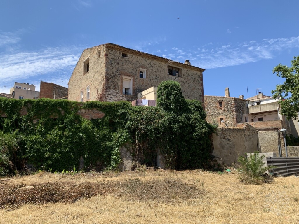 Fachada principal de casa rural histórica con portón de madera en Vilanova d’Escornalbou