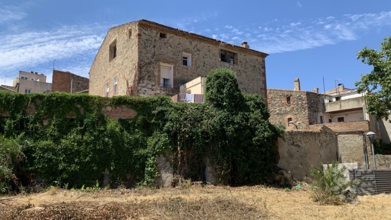 Fachada principal de casa rural histórica con portón de madera en Vilanova d’Escornalbou